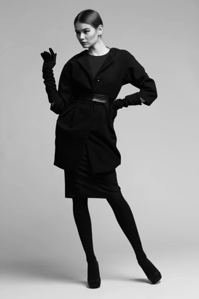Portret High fashion elegancka kobieta w czarny płaszcz. Studio sho — Zdjęcie stockowe