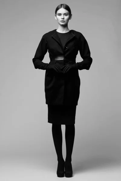 Retrato de alta moda de mujer elegante en abrigo negro. Estudio sho — Foto de Stock