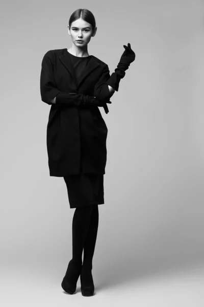Yüksek moda portre siyah montlu zarif kadının. Stüdyo sho — Stok fotoğraf