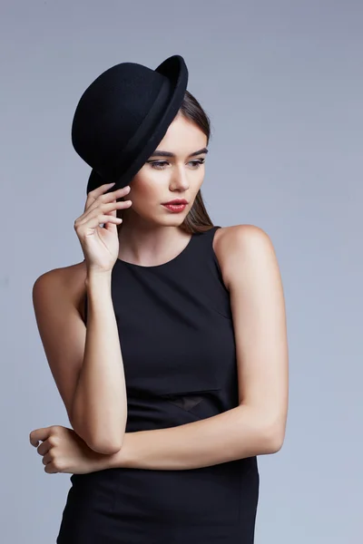 Retrato de alta moda de la mujer elegante en sombrero blanco y negro un — Foto de Stock