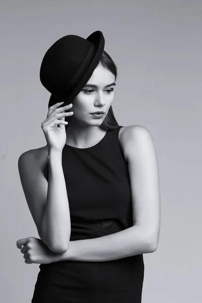 Hög mode porträtt av elegant kvinna i svart och vit hatt en — Stockfoto