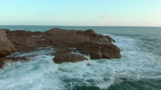 Ozeanwelle Spritzt Auf Felsstrand Watulumbung Java Indonesien Aufgenommen Von Rückwärts — Stockvideo