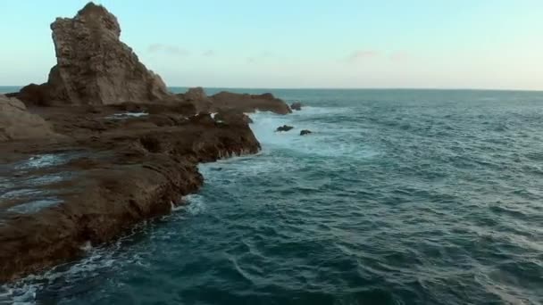 Luftaufnahmen Vom Felsklippenstrand Watulumbung Java Indonesien Aufnahme Aus Rückwärts Fliegender — Stockvideo