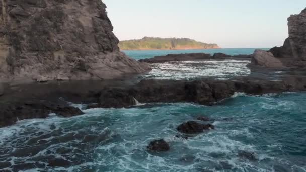 Flygbilder Från Klippstranden Visar Vågornas Stänk Mot Klipptrottoaren Och Klippan — Stockvideo