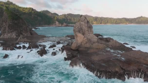 Kaya Plajına Düşen Köpüklü Deniz Dalgalarının Havadan Görünüşü Zole Kayaların — Stok video