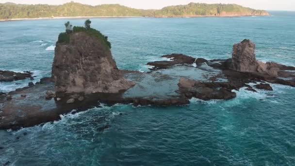 Pemandangan Cuplikan Udara Pemandangan Pantai Batu Yang Terisolasi Dengan Latar — Stok Video