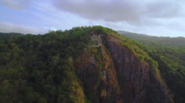 Gunung Kidul Dağı 'nın uçurumundaki turistik manzara İHA uçan parallax atışından