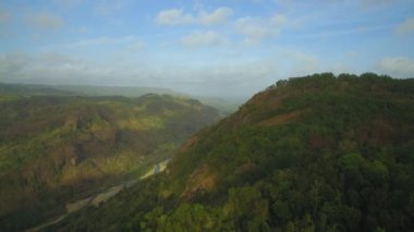 Oyo nehri vadisiyle Gunung Kidul dağında güzel bir yağmur ormanı. Uçan İHA 'dan alındı