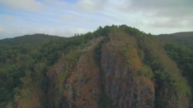 Gunung Kidul Dağı 'ndaki uçurumda inanılmaz bir turistik mekan İHA kamera parallax görüntüsünden alındı.