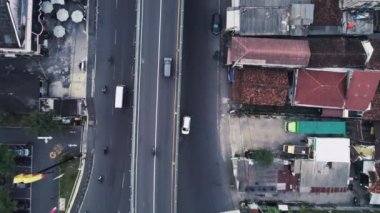Yogyakarta şehir yolunun aşağısında MacDonalds 'ın restoranı yan taraftaydı. Uçan İHA 'dan alındı, 4 Haziran 2021