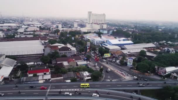 Flyover Autoroute Route Vue Aérienne Avec Centre Commercial Les Résidents — Video