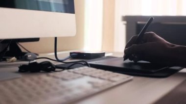 Erkek eli kalem tabletinde dijital olarak çizim yapıyor. Görüntüyü kapat