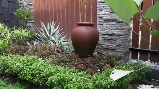 Giardino verde all'aperto vista casa con brocca in ceramica argilla — Video Stock