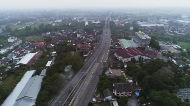 印度尼西亚日惹市4条车道公路的空中景观 从上空起飞的无人驾驶飞机上起飞 背景是雾蒙蒙的 2021年6月4日 — 图库视频影像