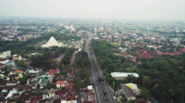 Koni piramidi, yoğun trafik ve sisli ufuk arkaplan manzaralı şehir manzarası. İHA 'nın geriye doğru uçan kulesinden ateşlenmiş.