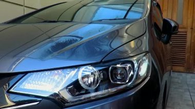 Gri modern araba manzarası otoparka park edilmiş. Yogyakarta, Endonezya - 5 Temmuz 2021