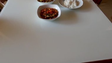 Beyaz masada Asya yemeği