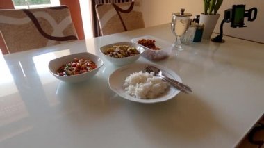 Asya yemekleri beyaz yemek masasına yakın çekim