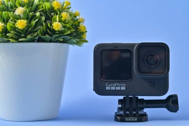 Endonezya - Nisan 2023: GoPro Hero 9 siyah aksiyon kamerası beyaz tenceredeki küçük ev bitkisi dekorasyonu ile yakın görüş