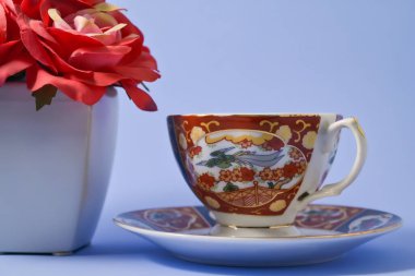 Kırmızı gül çiçekli Çin tarzı çay fincanı.