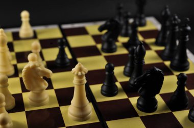 Koyu bir arka planda satranç tahtasındaki satranç taşları 