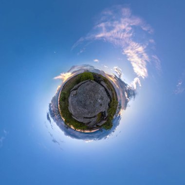 Küresel panoramanın 360 derecelik küçük gezegen dönüşümü. Mavi gökyüzü ve muhteşem güzel bulutlarla yol üzerinde küresel soyut hava manzarası. Uzayın eğriliği.