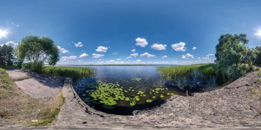 Tam pürüzsüz küresel hdri panorama 360 derece açıyla güneşli bir günde geniş nehrin beton seti eşit dikdörtgen yansıtmalı güzel bulutlar hazır sanal gerçeklik içeriği