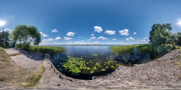 Tam pürüzsüz küresel hdri panorama 360 derece açıyla güneşli bir günde geniş nehrin beton seti eşit dikdörtgen yansıtmalı güzel bulutlar hazır sanal gerçeklik içeriği