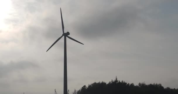 Silhouette Rotating Blades Windmill Propeller Gray Sky Background Wind Power — Stock Video