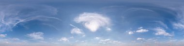 Pürüzsüz mavi gökyüzü hdri panorama 360 derecelik açı açılı zirve ve ve güzel bulutlar gökyüzü kubbesi veya dron görüntüsü olarak 3D grafiklerde kullanmak için
