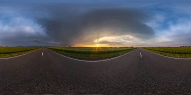 Tam küresel hdri panorama 360 derece açıyla sonbahar akşamından önce tarım arazileri arasında asfalt yolda fırtına bulutları eşdikdörtgen yansıtmalı, VR AR içeriği için hazır
