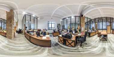 MINSK, BELARUS - ECTOBER, 2019: Modern çalışma odasındaki iç çalışma odasında tam dikişsiz küresel hdri panorama 360, dikdörtgen projeksiyonlu işçiler. VR içeriği