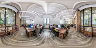 MINSK, BELARUS - ECTOBER, 2019: Modern çalışma odasındaki iç çalışma odasında tam dikişsiz küresel hdri panorama 360, dikdörtgen projeksiyonlu işçiler. VR içeriği
