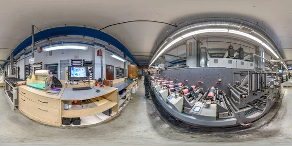 MINSK, BELARUS - MAYIS 2020: Tam dikişsiz hdri panorama 360 satırlık polimerr etiket taşıma tipografisi baskısının yanında, dikdörtgen projeksiyon için, VR AR içeriği için
