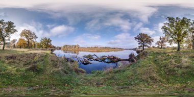 Tamamen pürüzsüz küresel hdri panorama 360 derecelik açıyla Oak Grove 'daki güzel manzarayı altın sonbaharda nehir kenarındaki sakar dallarla eş dikdörtgen projeksiyonda, hazır VR AR içeriği