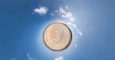 Beyaz bulutlu, güzel mavi gökyüzü olan tarlalar arasında döner. Uzayın kıvrımlı küçük bir gezegen dönüşümü. döndür