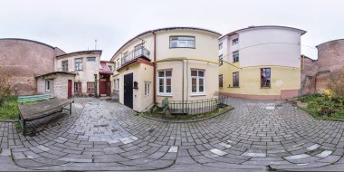 tam dikişsiz küresel hdri panorama 360 derece şehrin dar avlusundaki eski evlerin yakınında eş dikdörtgen projeksiyon, sanal gerçeklik içeriği için hazır