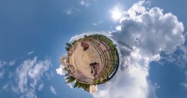 Küçük gezegen dönüşümünün uzayın eğriliği. Güneşli bir günde, taştan merdivenlerin yanında muhteşem bulutların olduğu uçarak geçen manzaranın soyut bükülmesi ve dönüşü..