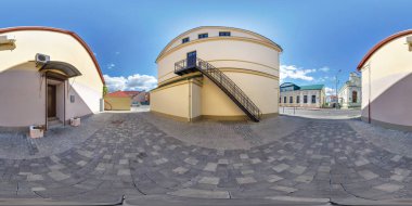 tam dikişsiz küresel hdri panorama 360 derece şehrin dar avlusundaki eski evlerin yakınında eş dikdörtgen projeksiyon, sanal gerçeklik içeriği için hazır
