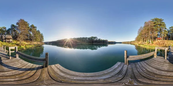 Eksiksiz küresel hdri panorama 360 derecelik açıyla ormanda gölün yakınındaki ahşap rıhtıma akşam üstü eş dikdörtgen projeksiyonla, hazır VR AR sanal gerçeklik içeriği