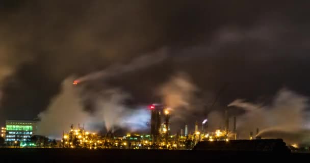 Hőerőmű Éjszakai Ipari Tájképi Környezetszennyezésének Időeltolódása Vegyipari Üzem Nagy Csövei — Stock videók