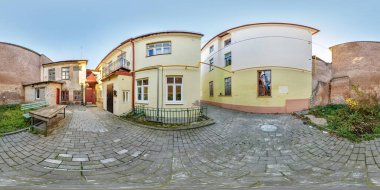 tam dikişsiz küresel hdri panorama 360 derece şehrin dar avlusundaki eski evlerin yakınında eş dikdörtgen projeksiyon, sanal gerçeklik içeriği için hazır