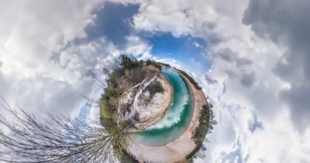 小さな惑星の変換の空間のカーバチュア 素晴らしい雲と湖の近くの抽象的なトーションとフルフライパノラマの風景の回転 ループ回転 — ストック動画
