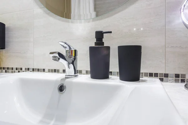 Lavabo Ceramica Con Rubinetto Con Sapone Nero Dispenser Shampoo Bagno — Foto Stock