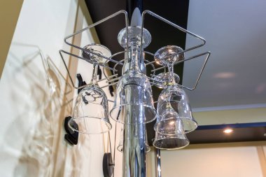 Bardaki resepsiyon masasında boş bardaklar asılı. Bardakları kapatın ve akşam yemeği için hazır olun.