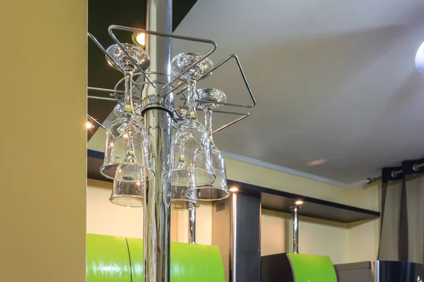 空玻璃杯挂在酒吧间的酒席上 靠近一排眼镜 准备为晚宴服务 — 图库照片