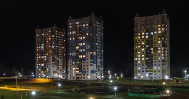 Éjszakai Fénykimaradás Egy Többszintes Épület Ablakában Élet Egy Nagyvárosban Fényszerenád — Stock videók