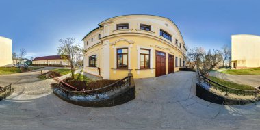 tam dikişsiz küresel hdri panorama 360 derece şehrin eski evleri yakınında eş dikdörtgen projeksiyonla, sanal gerçeklik içeriğine hazır