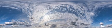Gökyüzü kusursuz mavi hdri panorama 360 derecelik açıyla zirve ve ve güzel bulutlar gökyüzü kubbesi ya da dron görüntüsünü düzenlemek için 3D grafiklerde kullanılır. Gökyüzü değişimi için kullan