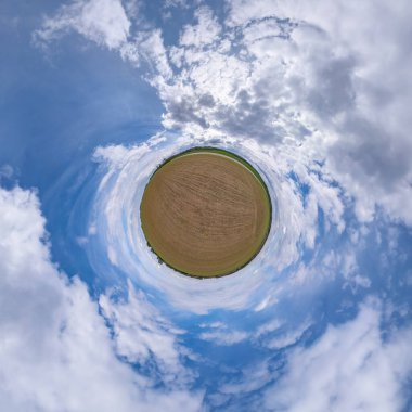 Mavi gökyüzünde güzel bulutları olan küçük yeşil bir gezegen. Küresel panoramanın 360 derece dönüşümü. Küresel soyut hava görüntüsü. Uzayın eğriliği.